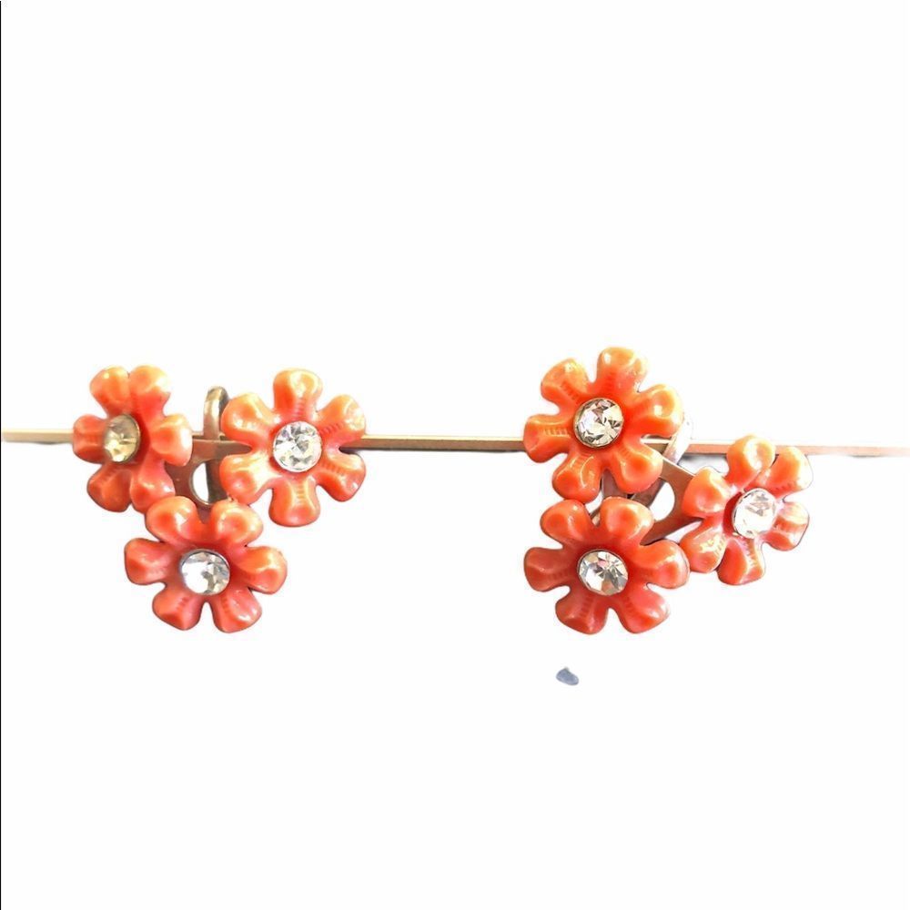1950 Plastic Leaf  Rhinestone center screw back